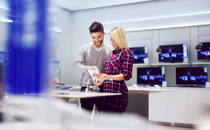 Técnico experto realizando una reparación de precisión en un smartphone